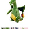 Gros dragon vert en peluche avec des ailes déployées, un ventre jaune et une queue rouge.