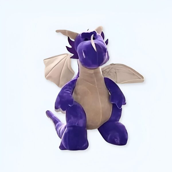 peluche-dragon-violet-jouet-doux-et-mignon-1a Peluche de dragon violet avec des ailes blanches, assis sur un fond blanc.