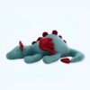 Peluche de dragon bleu avec des ailes rouges, allongé sur le ventre.