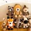 Une collection de peluches représentant des animaux de la jungle : un lion, un singe, un raton laveur, un renard, un éléphant, un tigre et un chien.