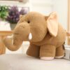 Un éléphant en peluche brun avec de grandes oreilles et une petite trompe.