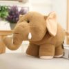 Une peluche d'éléphant marron avec de grandes oreilles, une trompe et de petits yeux.