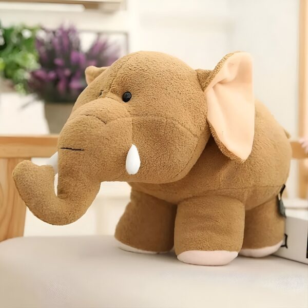 Une peluche d'éléphant marron avec de grandes oreilles, une trompe et de petits yeux.