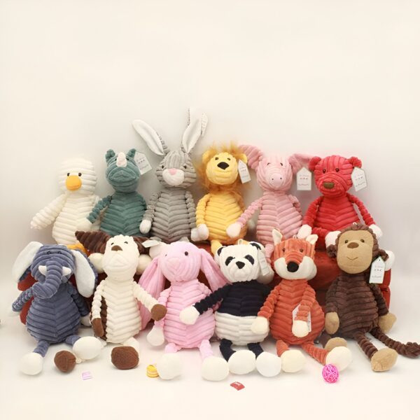 peluche-elephant-adorable-2a-2 Jouets en peluche de différents animaux, y compris un lapin, un lion, un éléphant, un panda, un singe, un renard, un chien, un cochon, un canard et une licorne.