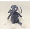 peluche-elephant-adorable-3a-2 Une peluche d'éléphant gris avec des détails blancs, assis sur un fond blanc.