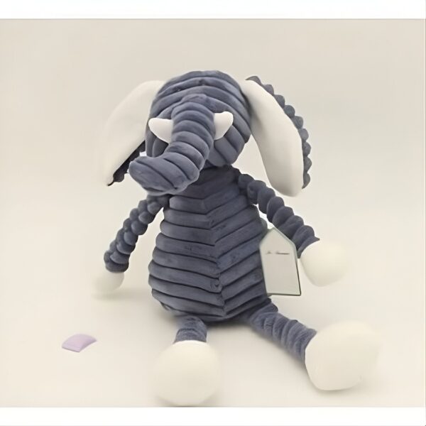 peluche-elephant-adorable-3a-2 Une peluche d'éléphant gris avec des détails blancs, assis sur un fond blanc.