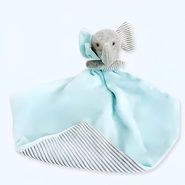 Une couverture douce et bleue pour bébé avec un éléphant gris en peluche.