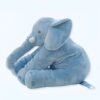 Une peluche d'éléphant bleu assis sur le sol, regardant vers la droite.