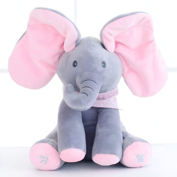 Un éléphant en peluche gris avec de grandes oreilles roses assis sur un fond blanc.