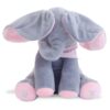 Une peluche d'éléphant gris avec des oreilles roses et un nœud rose.