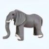 Un éléphant en peluche gris debout sur un fond blanc.