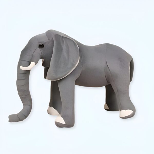 Un éléphant en peluche gris debout sur un fond blanc.