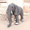 Une peluche d'éléphant gris sur un fond clair.