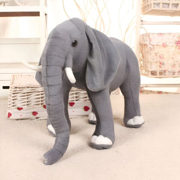 Une peluche d'éléphant gris sur un fond clair.