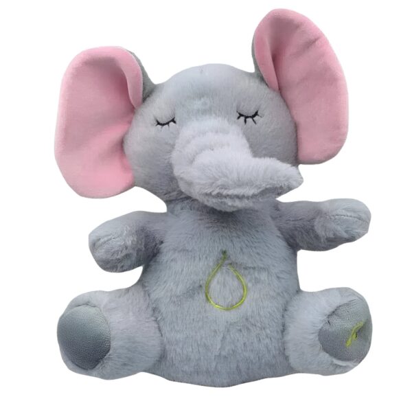 Peluche éléphant gris avec des oreilles roses, les yeux fermés et une goutte d'eau verte sur le ventre.