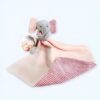 peluche-elephant-rose-doudou-bebe-calin-et-confort-1a-2 Une couverture rose avec un éléphant en peluche gris à rayures rouges.