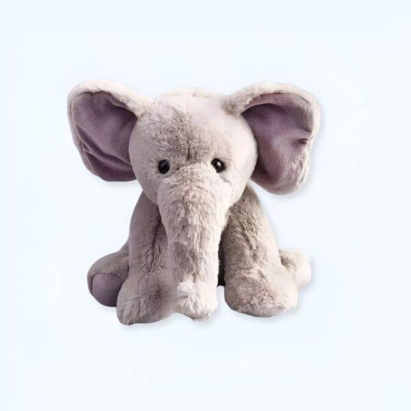 Un éléphant en peluche gris avec de grandes oreilles roses assis sur un fond blanc.