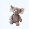Une peluche d'éléphant gris avec de grandes oreilles grises et blanches assis sur un fond blanc.