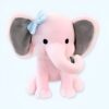 Un éléphant en peluche rose avec un nœud bleu assis sur un fond bleu.