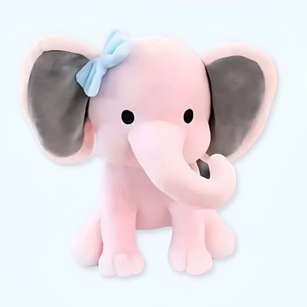 Un éléphant en peluche rose avec un nœud bleu assis sur un fond bleu.