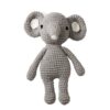 Peluche éléphant gris en crochet avec de grandes oreilles et un petit nez.