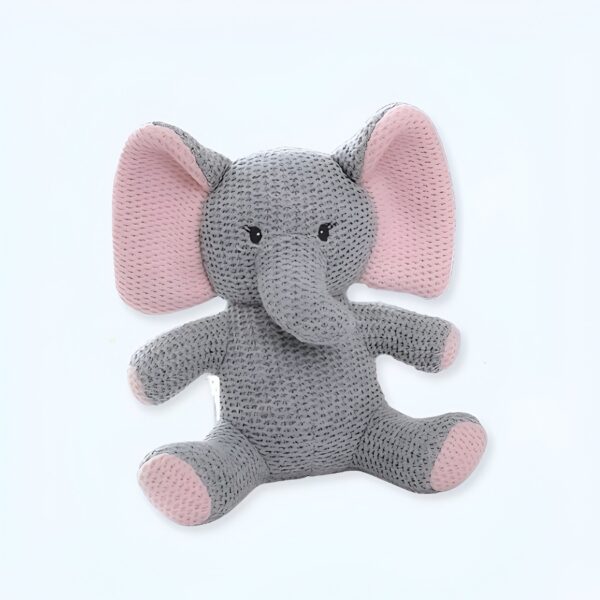 Une peluche en forme d'éléphant gris avec des oreilles roses.