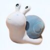 Une peluche blanche en forme d'escargot avec une coquille bleue.