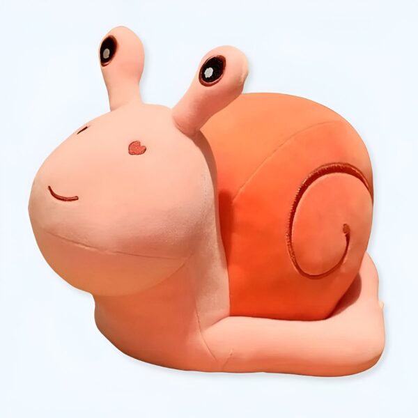 Un adorable escargot en peluche rose avec une coquille orange et des yeux noirs.