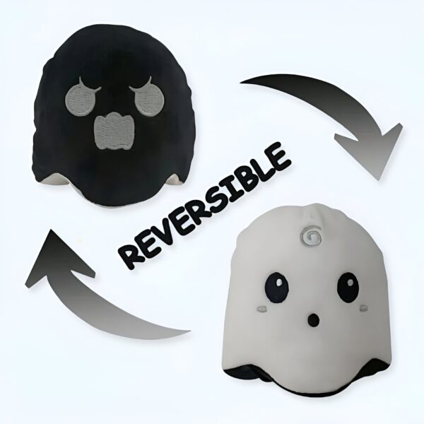 Coussin fantôme réversible avec un côté noir et un côté blanc.