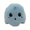 Peluche bleu clair en forme de nuage avec des yeux noirs, une bouche et un symbole en spirale sur le front.