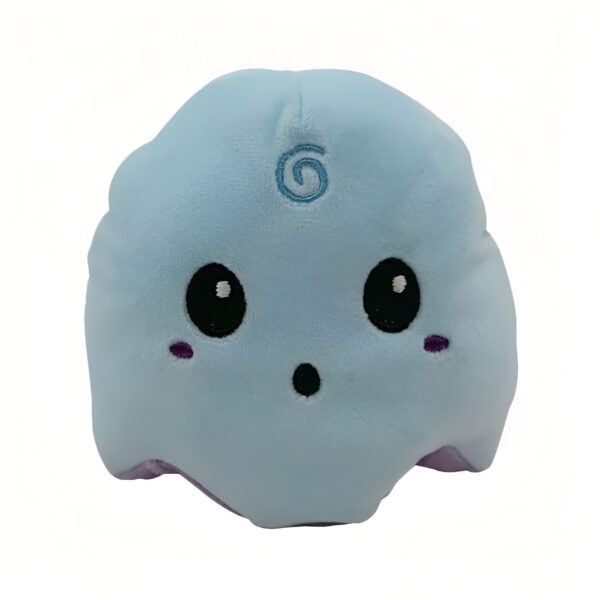 Peluche bleu clair en forme de nuage avec des yeux noirs, une bouche et un symbole en spirale sur le front.