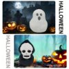 Deux peluches d'Halloween, un fantôme blanc et un squelette noir, devant des citrouilles éclairées.