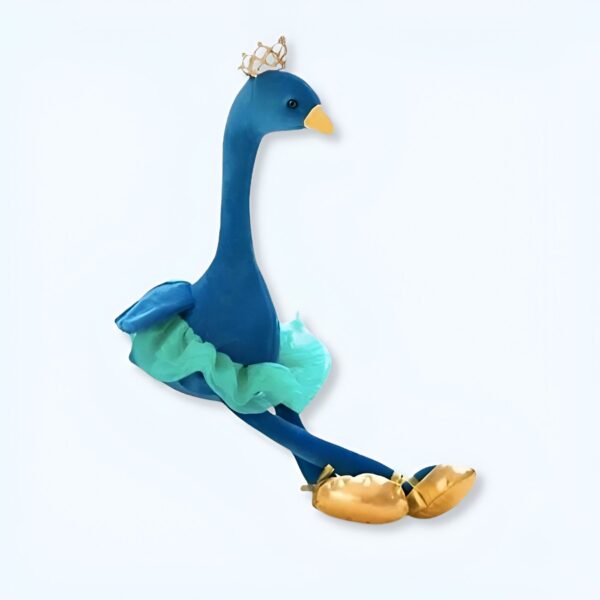 Une peluche bleue en forme de cygne avec une couronne dorée sur la tête, une jupe turquoise et des chaussures dorées.
