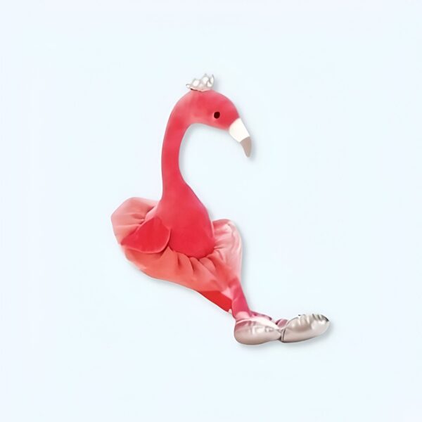 Une peluche rose de flamant rose portant une couronne et des ballerines.