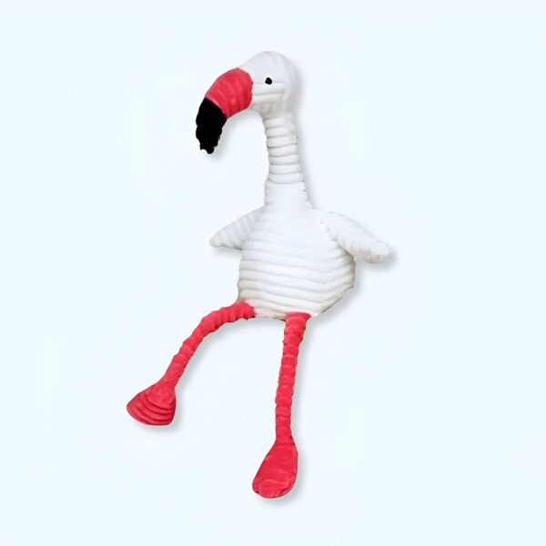 Une peluche de flamant rose assis avec un corps blanc et des pattes roses.