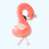 Oreiller en forme de flamant rose avec une couronne sur la tête, parfait pour les enfants et les adultes.