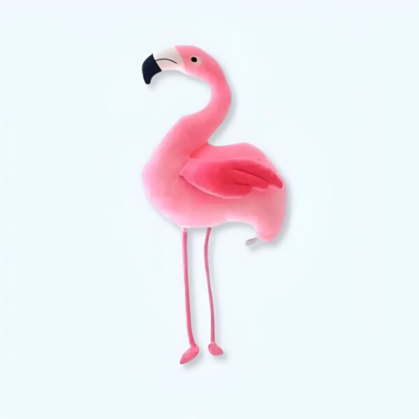 Une peluche rose en forme de flamant rose sur un fond blanc.