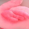 peluche-flamant-rose-jouet-en-peluche-doux-pour-enfant-decoration-chambre-5a L'aile rose d'un grand flamant rose en peluche.