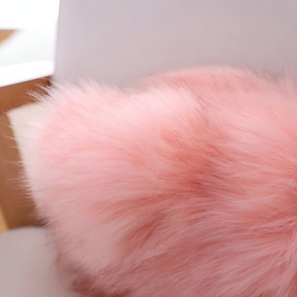 peluche-flamant-rose-princesse-avec-couronne-et-chaussures-dorees-cadeau-enfant-4a Un coussin rose en fourrure synthétique doux et moelleux.