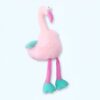 peluche-flamant-rose-rigolote-2a Une peluche rose de flamant rose avec des jambes turquoise.