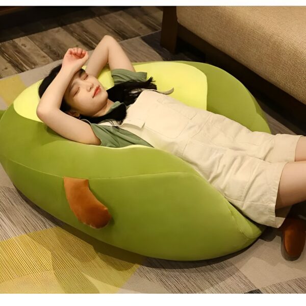 Une jeune femme se détend dans un fauteuil en forme d'avocat.