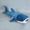 Une peluche de requin-baleine bleu avec des points blancs.