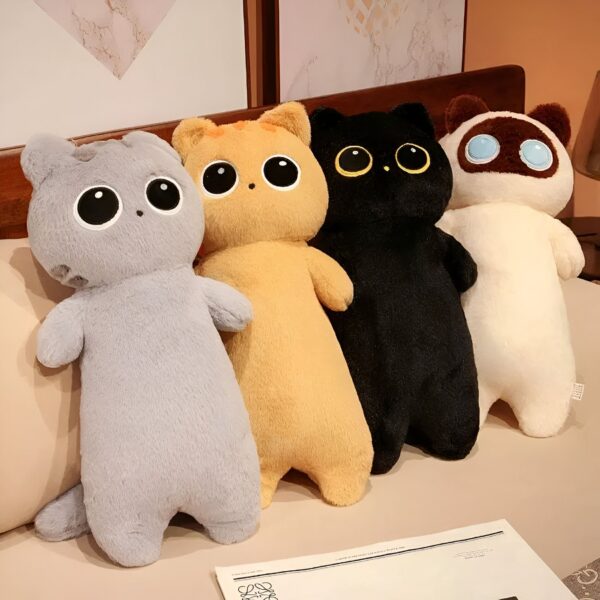 Quatre peluches en forme de chat avec de grands yeux. Elles sont grises, jaunes, noires et beiges.