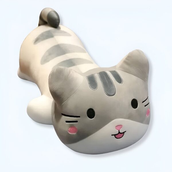 peluche-geante-chat-oreiller-gris-1a Un gros chat en peluche gris et blanc avec des yeux noirs et des joues roses.