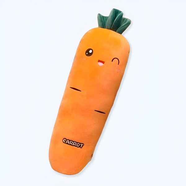 Une peluche en forme de carotte avec un visage souriant et le mot "CARROT" écrit sur le côté.