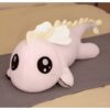 peluche-geante-dinosaure-rose-jouet-enfant-2a-3 Une peluche rose adorable en forme de dragon avec des ailes et des yeux noirs.