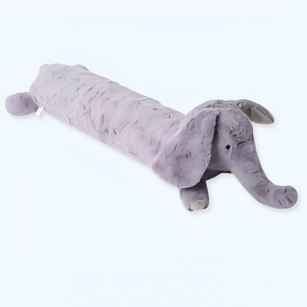 Un long coussin en forme d'éléphant de couleur gris.
