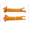 Un oreiller en forme de chenille de lion en peluche jaune avec des détails rouges.