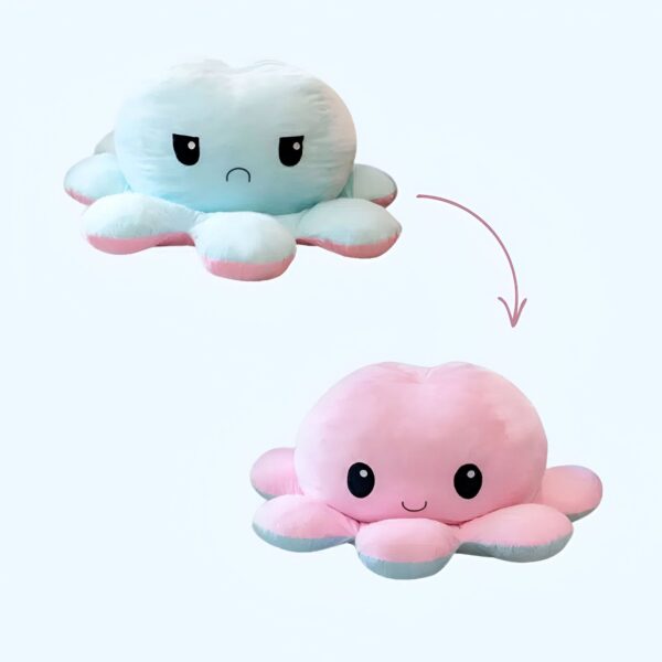 Deux poulpes en peluche, un bleu avec un visage en colère et un rose avec un visage souriant.