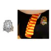 Une peluche noire portant l'écharpe et le blason de Gryffondor, l'une des quatre maisons de Poudlard dans la saga Harry Potter.